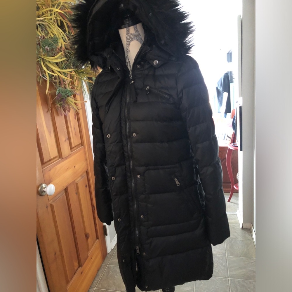 Black Women's Quilted Long Puffer Coat with Faux Fur Hood
Brand: Vero Moda - Picture 4 of 10